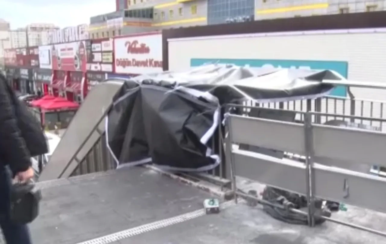 Metrobüs köprüsünde korku dolu anlar! Yürüyen merdiven alev aldı