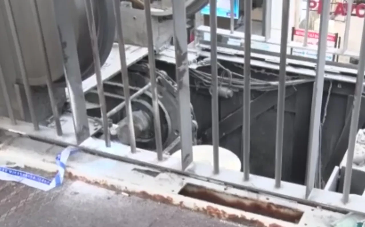 Metrobüs köprüsünde korku dolu anlar! Yürüyen merdiven alev aldı