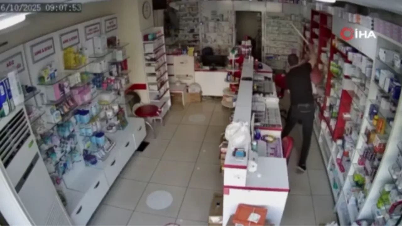 Muadil ilacı verdi diye kafasını yardı! Dehşete düşüren kavga anı kamerada