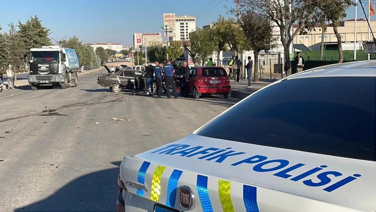 Önce ağacı kırdı ardından takla attı! Tofaş paramparça oldu