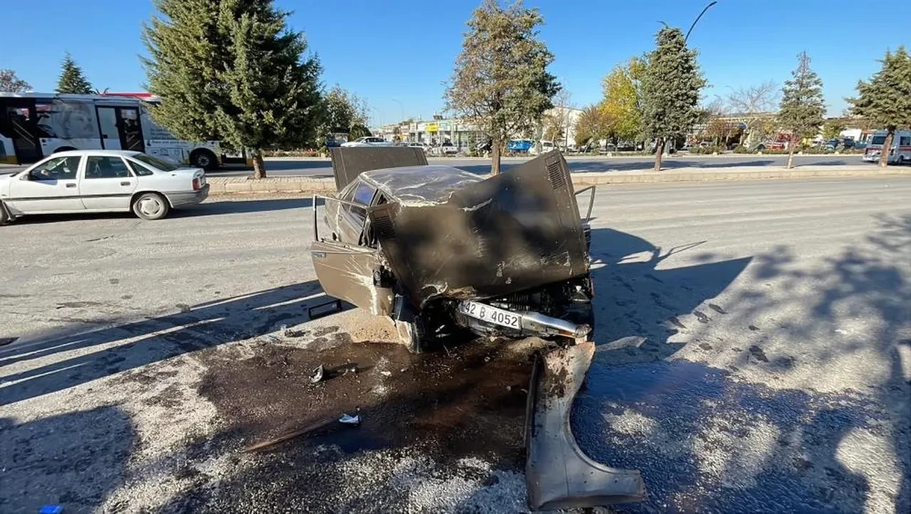 Önce ağacı kırdı ardından takla attı! Tofaş paramparça oldu