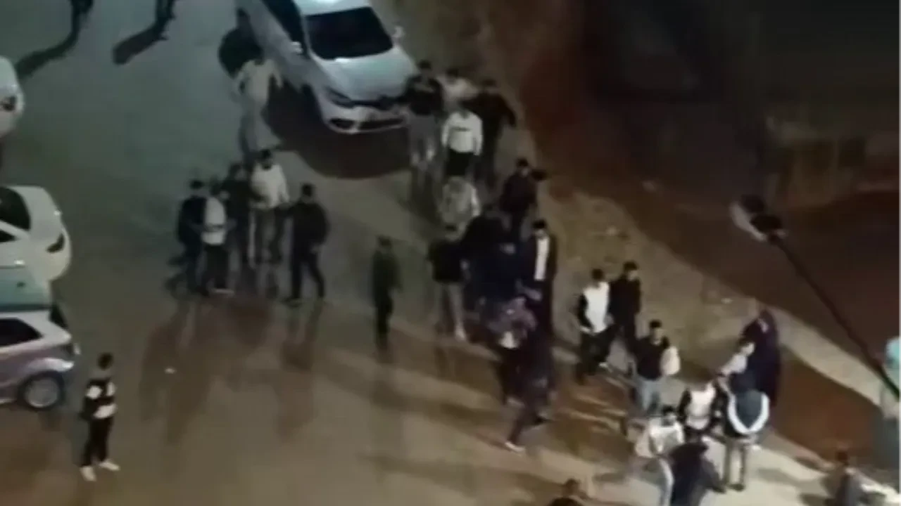 Sokak ortasında birbirlerine girdiler, ortalık savaş alanına döndü! O anlar kamerada