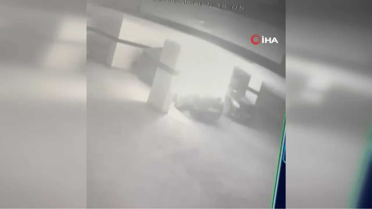 Park halindeki araç alev topuna döndü! O anlar kamerada