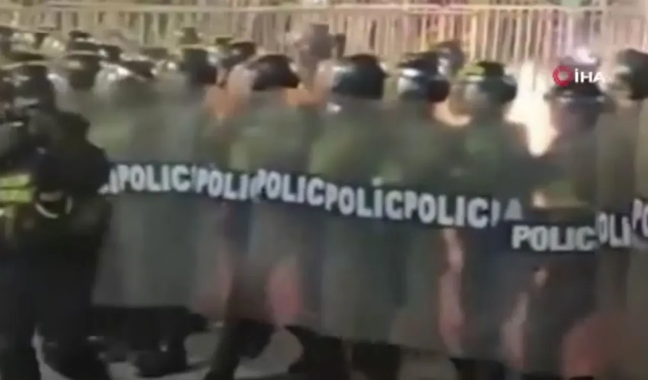 Peru'da sokaklar karıştı, hükümet karşıtı gösterilerde can kaybı var, çok sayıda kişi de yaralandı