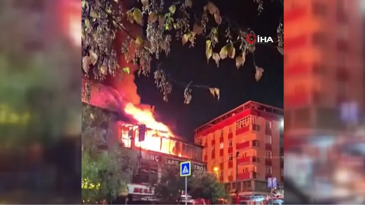 Sultangazi'de kafenin çatısı alevler içinde kaldı! Korku dolu anlar kamerada
