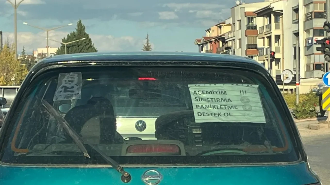 Trafikte tebessüm ettiren not! Aracın arkasına astığı yazı dikkat çekti
