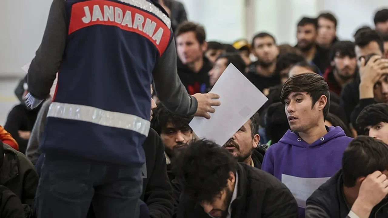 Yasa dışı yollarla ülkeye girmişler! 20 düzensiz göçmen yakalandı