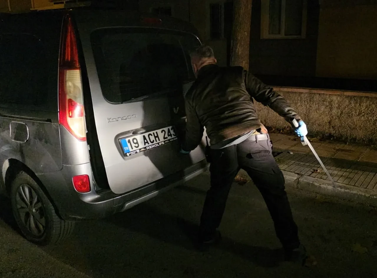 Arkadaşını kılıçla rehin aldı! Hareketli dakikalar: Arbede çıkınca baskın yapıldı