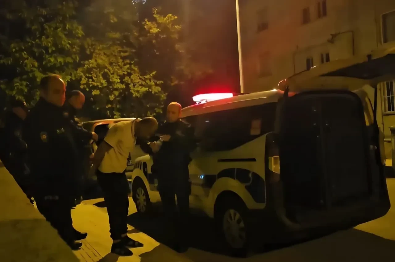 Arkadaşını kılıçla rehin aldı! Hareketli dakikalar: Arbede çıkınca baskın yapıldı