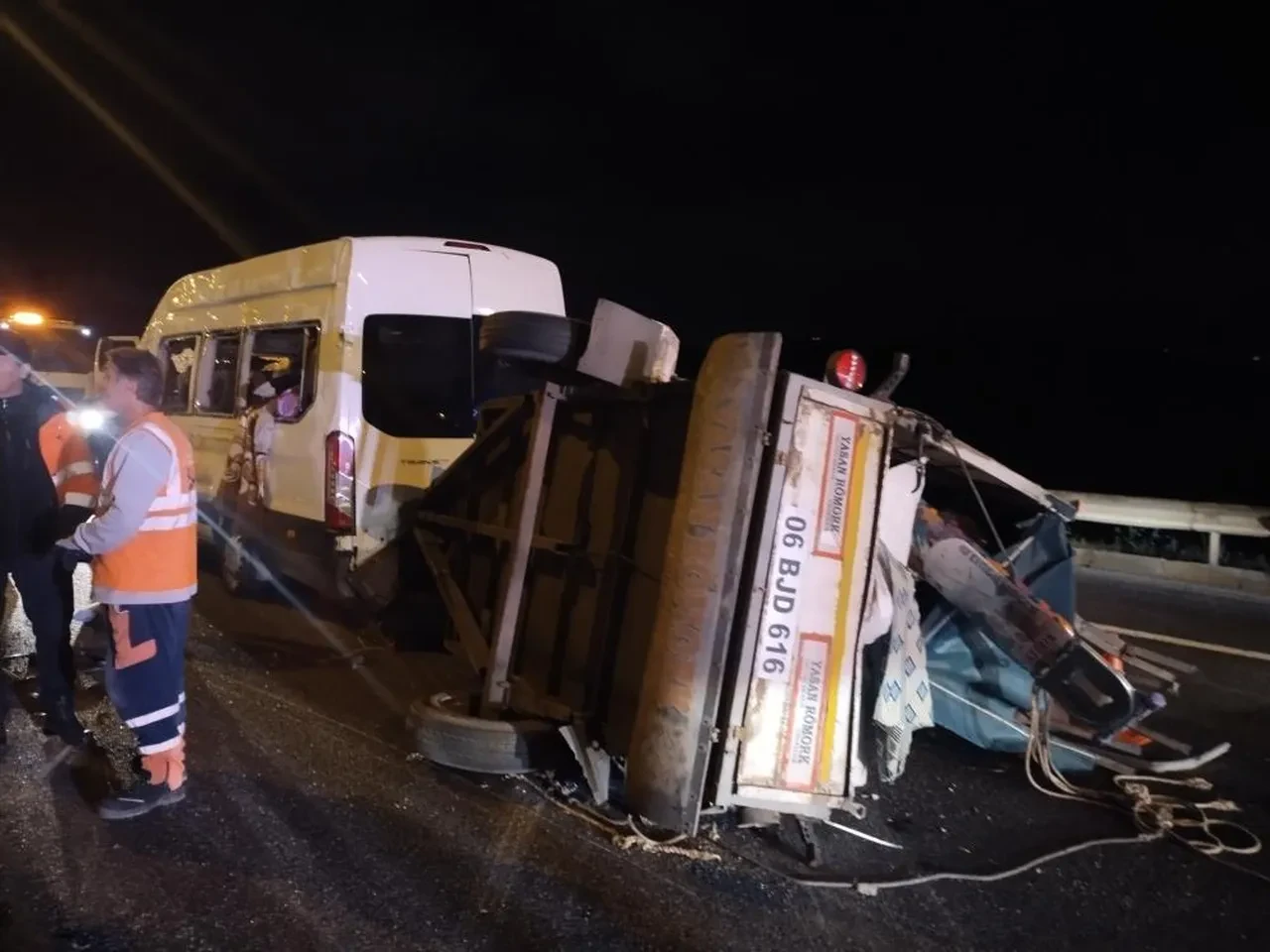 Beykoz'da servis minibüsü devrildi: Yaralılar var