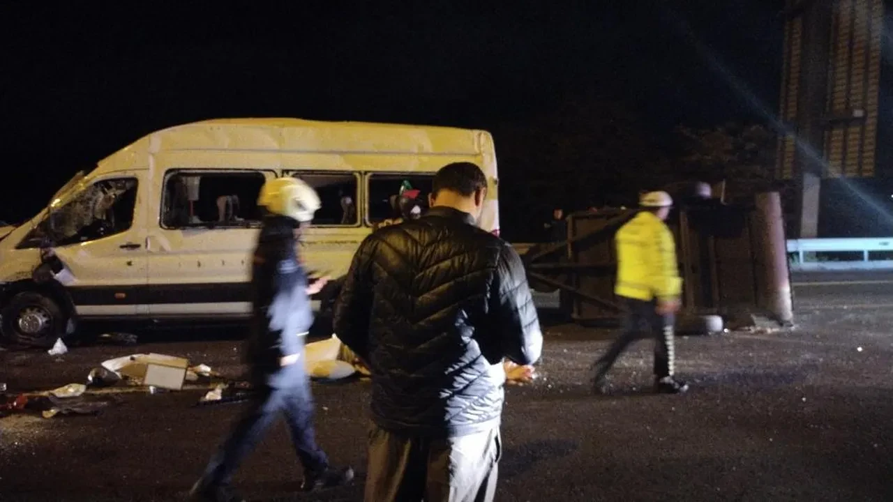 Beykoz'da servis minibüsü devrildi: Yaralılar var