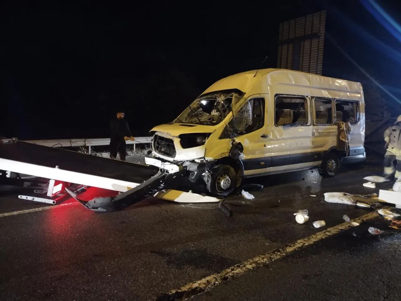 Beykoz'da servis minibüsü devrildi: Yaralılar var