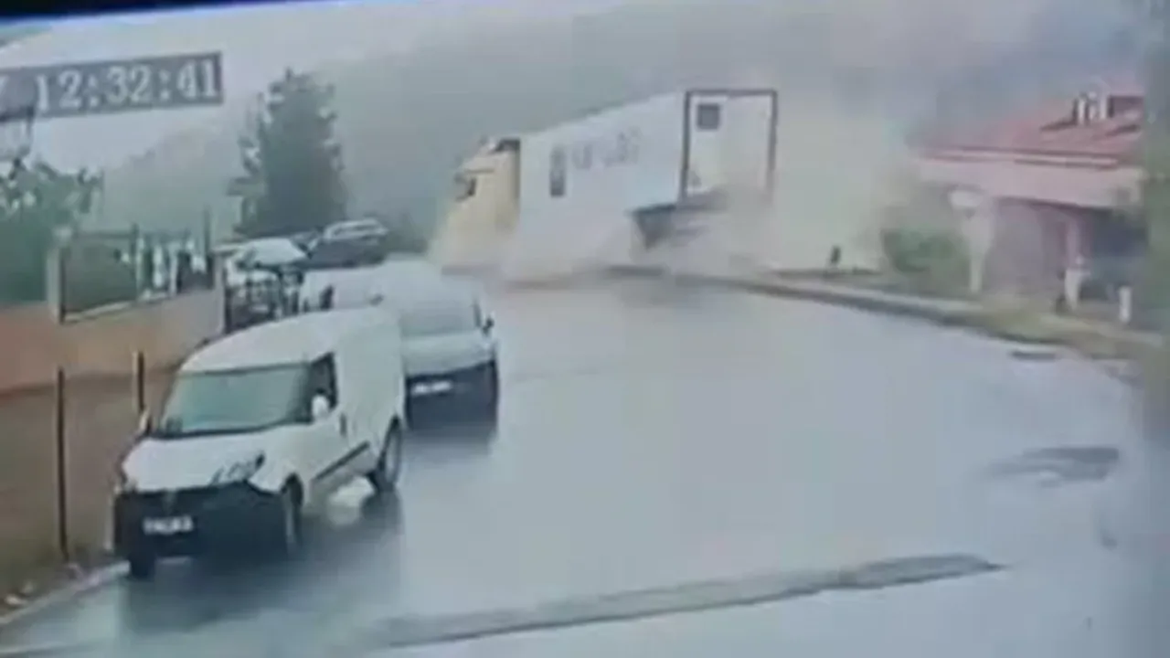 Çocuk parkında faciadan dönüldü! Hızını alamayan TIR yoldan uçtu