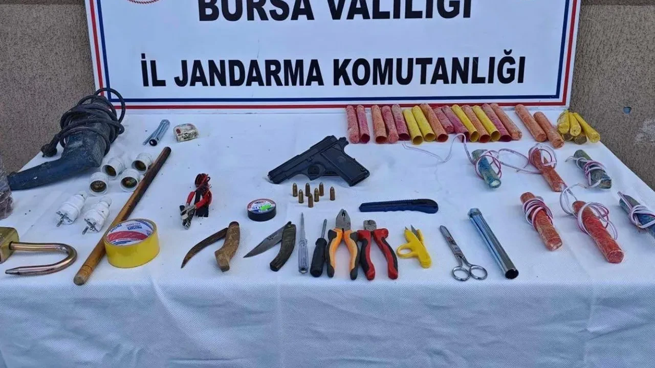 Defineciler suçüstü yakalandı, zuladan cephanelik çıktı