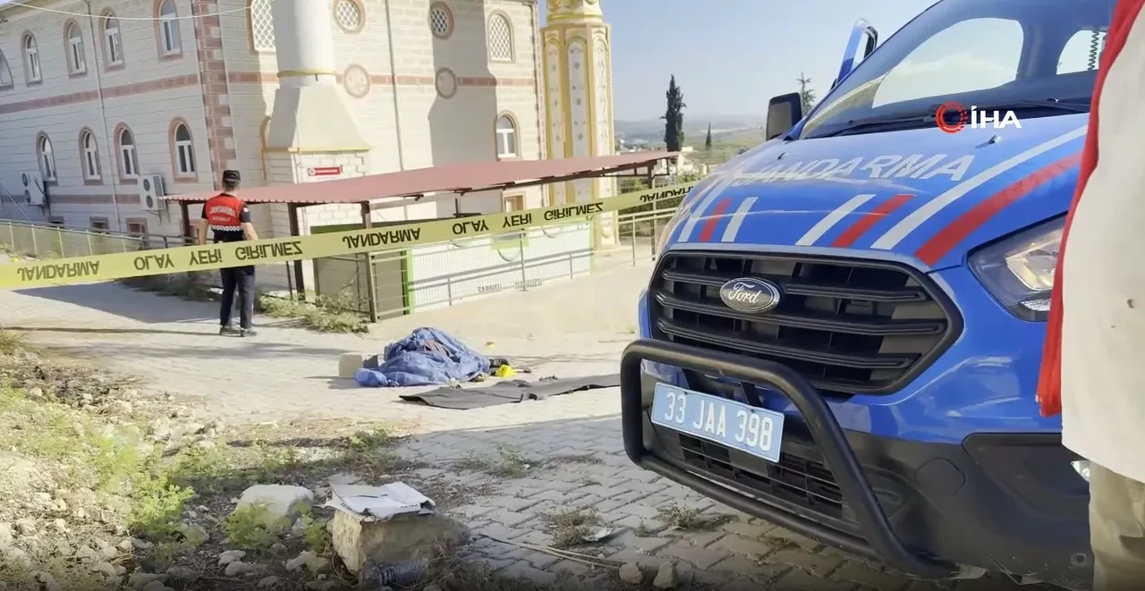 Mersin'de dehşete düşüren olay! Ekmek almaya giden çocuğu öldürüp intihar etti