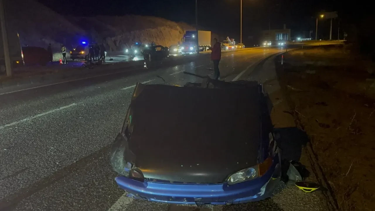 Direğe ok gibi saplanan otomobil ikiye bölündü! Sürücü feci şekilde can verdi