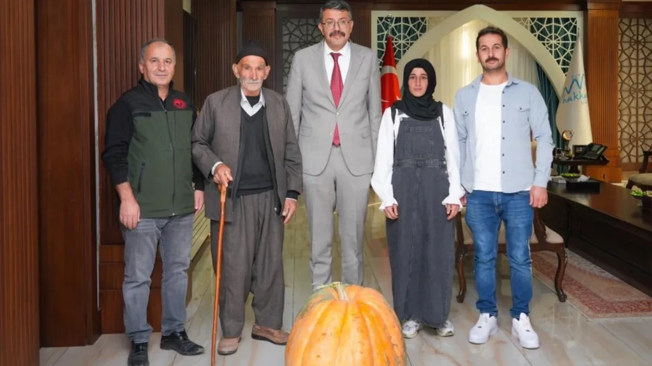 Hakkari’de rekor: 50,5 kilo ağırlığında dev bal kabağı