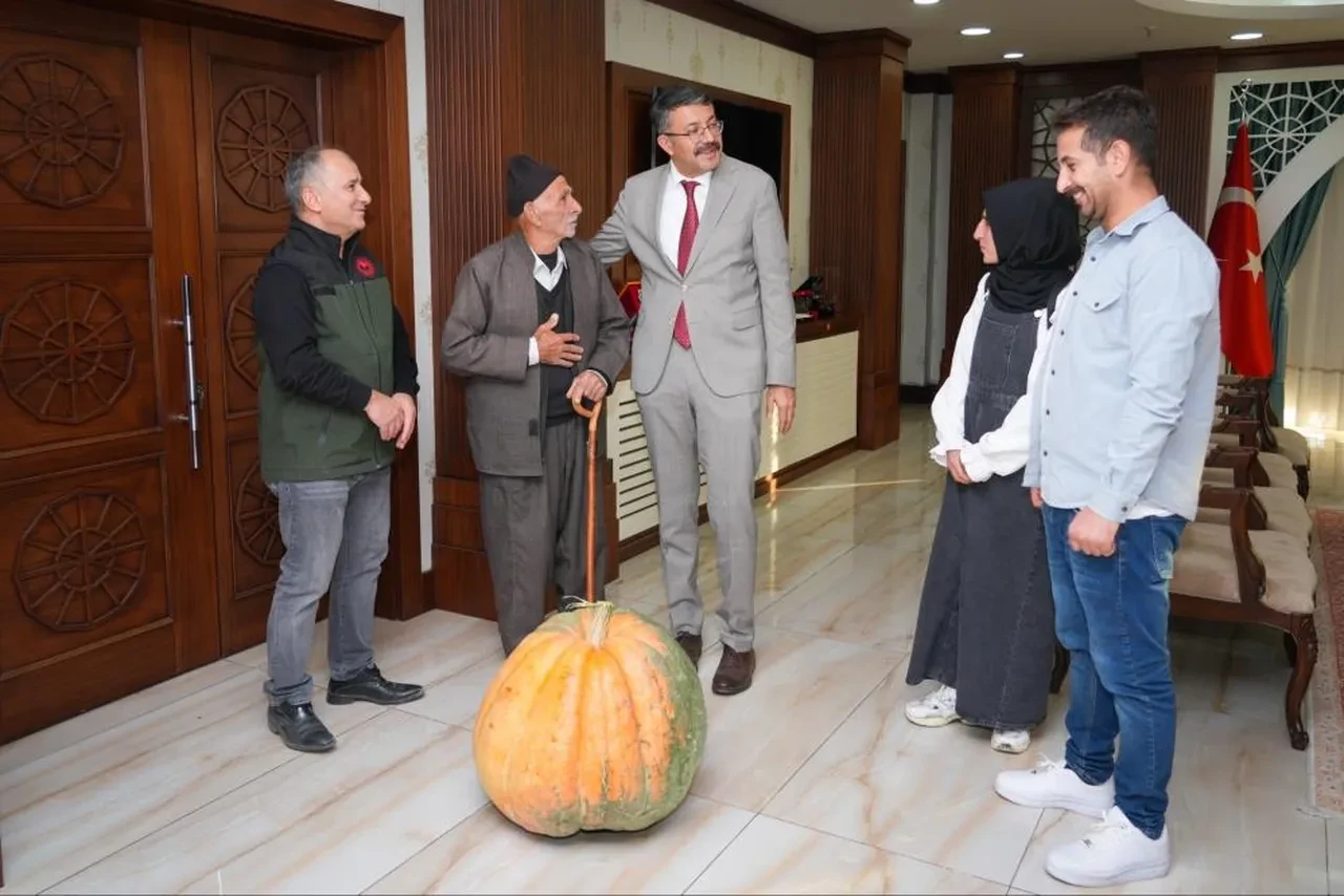 Hakkari’de rekor: 50,5 kilo ağırlığında dev bal kabağı