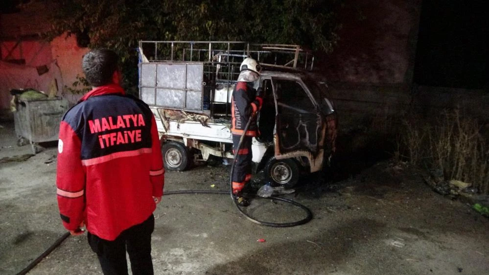 Malatya’da park halindeki araç alev alev yandı!