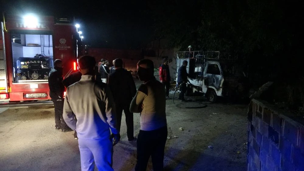 Malatya’da park halindeki araç alev alev yandı!