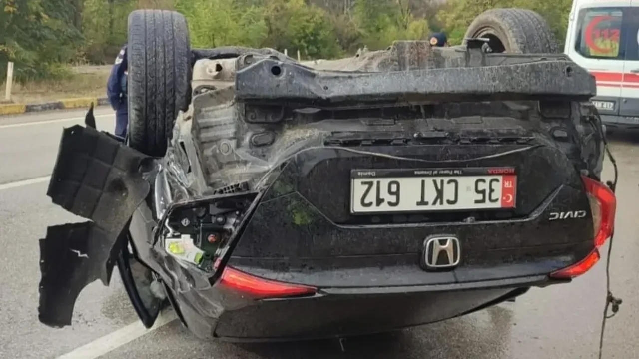 Karabük’te dehşet anları: Otomobil levhaya çarpıp takla attı!