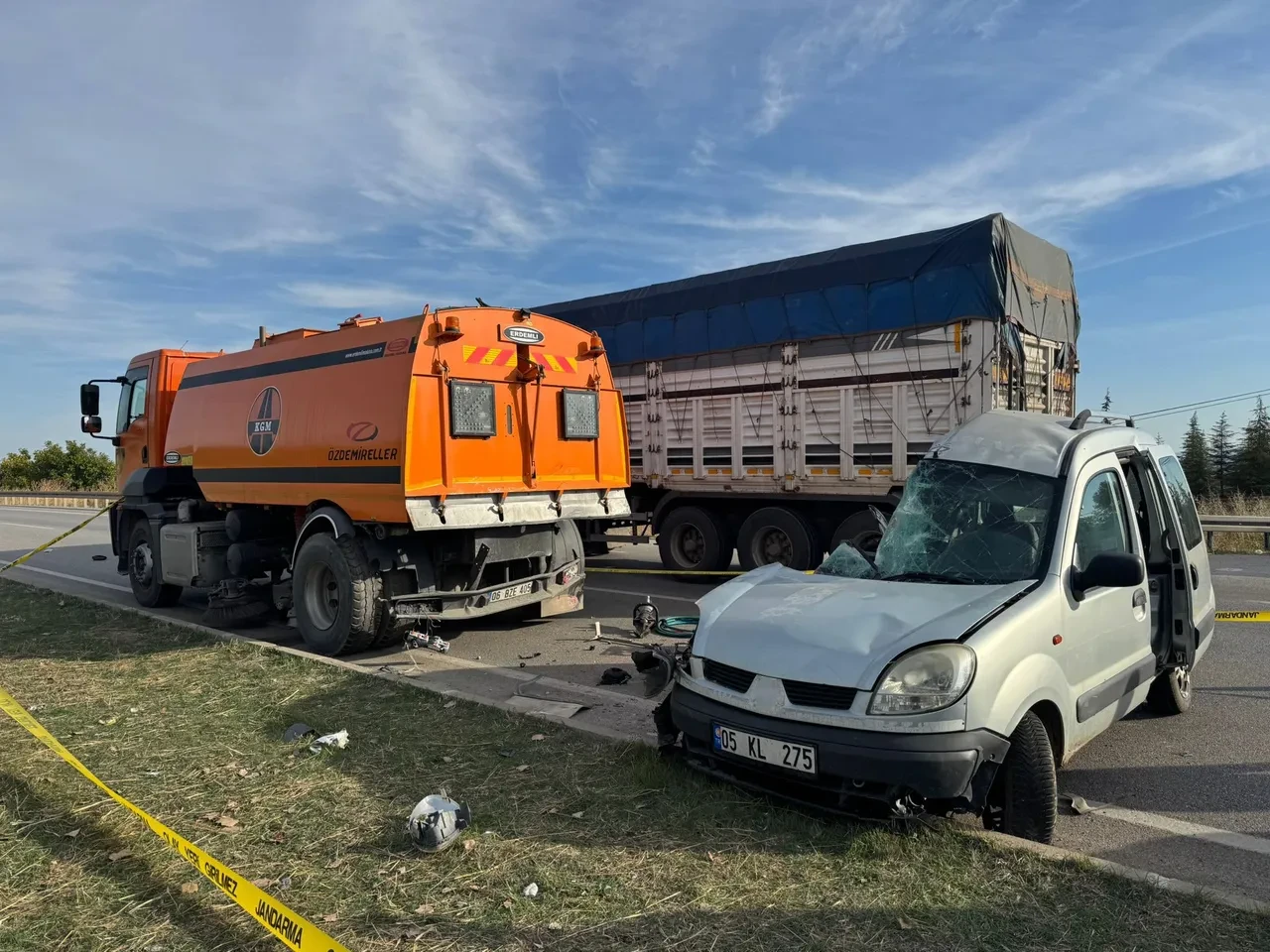 Katliam gibi kaza! Kağıt gibi ezildi: Ölü ve yaralılar var