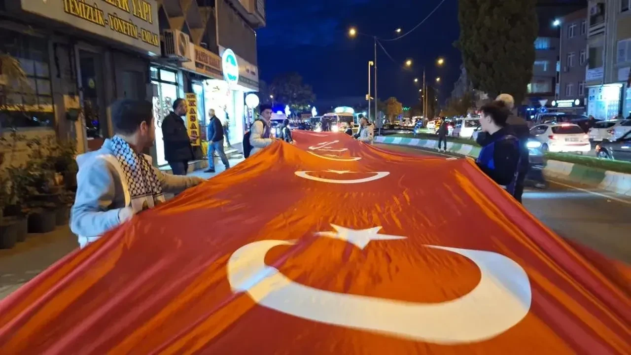 Kırklareli’nde Gazze için metrelerce bayrak açıldı!