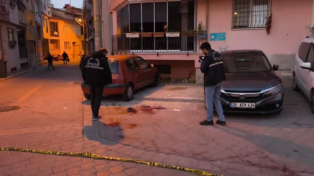 Komşular cama çıktı! Ağabeyini bıçaklayıp eve gitti