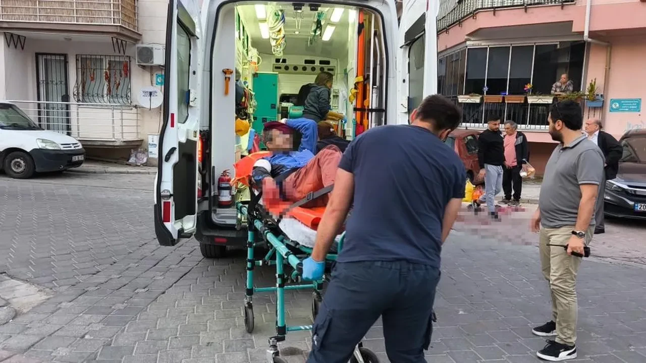 Komşular cama çıktı! Ağabeyini bıçaklayıp eve gitti