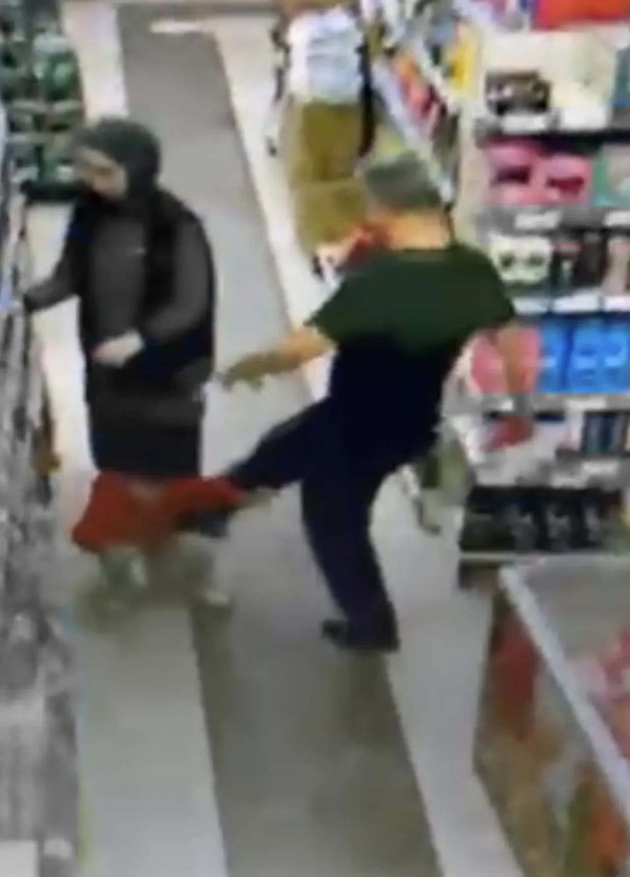 Markette oğlunu tekmelemişti! Vicdansız babanın ifadesi pes dedirtti