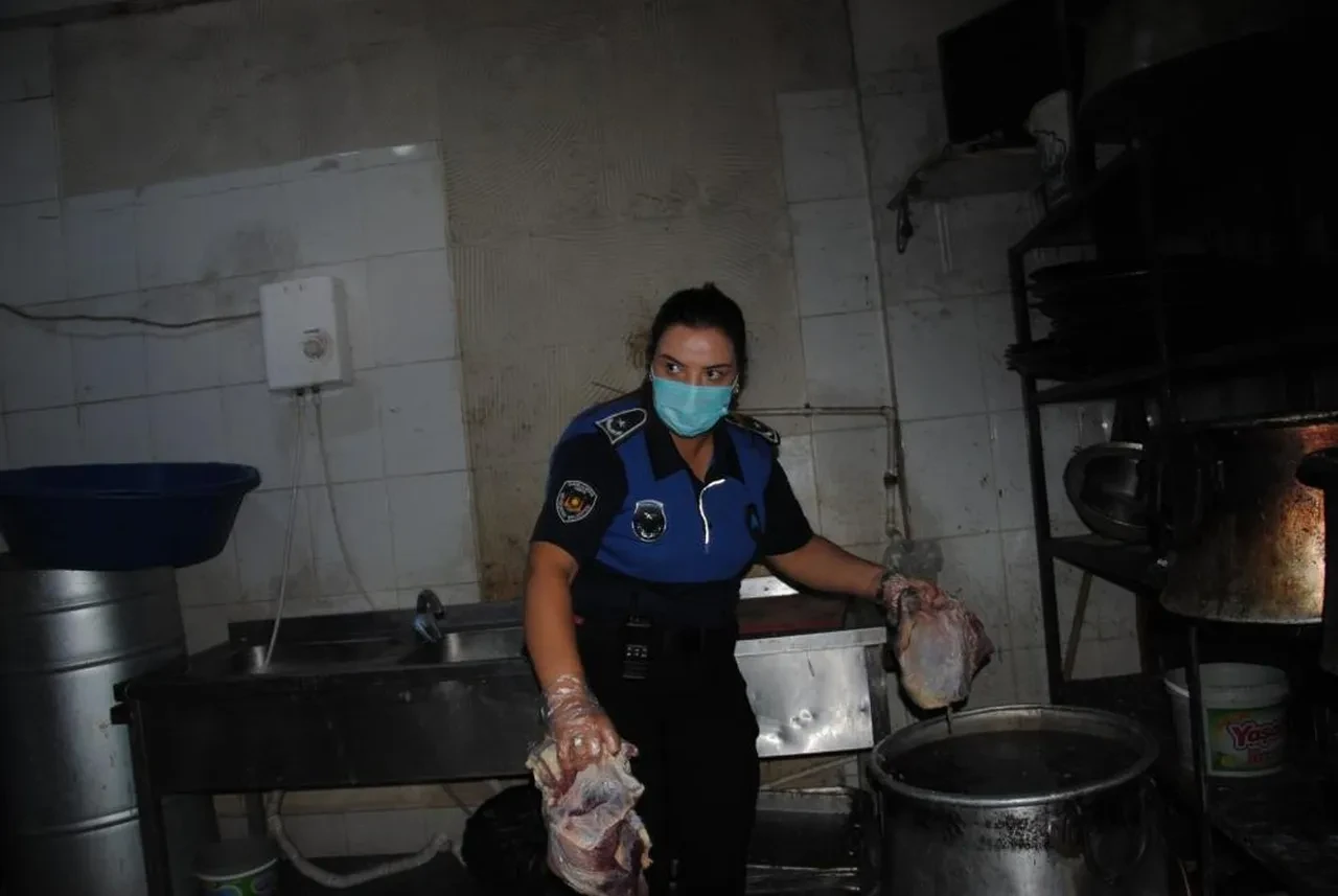 Mide bulandıran görüntüler! 1 ton bozuk eti vatandaşa yedireceklerdi
