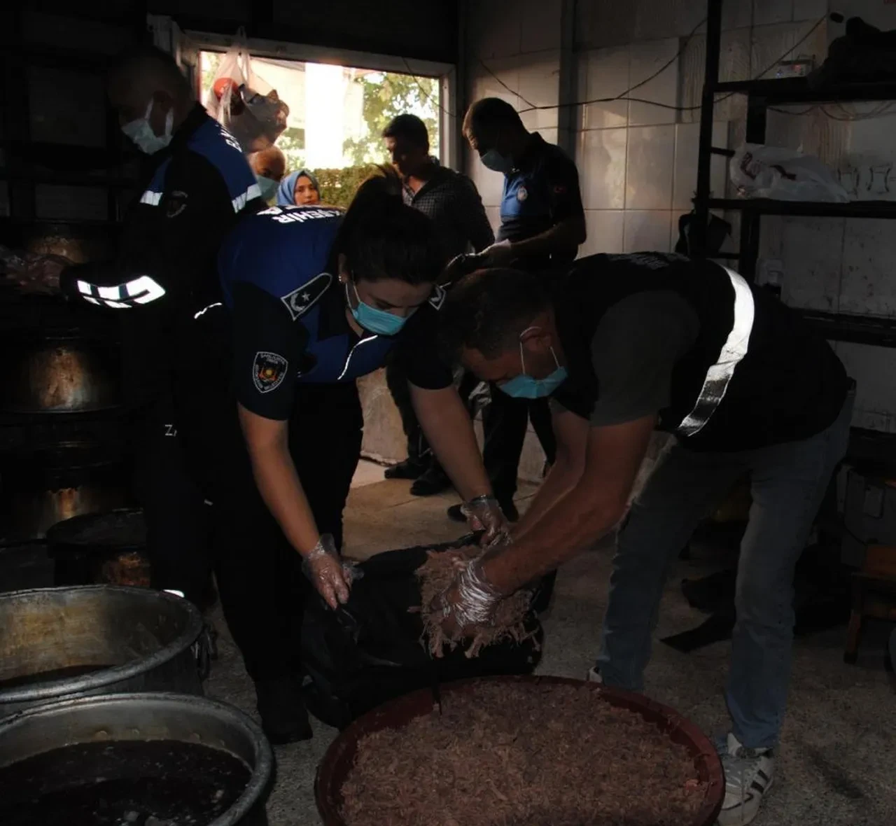 Mide bulandıran görüntüler! 1 ton bozuk eti vatandaşa yedireceklerdi