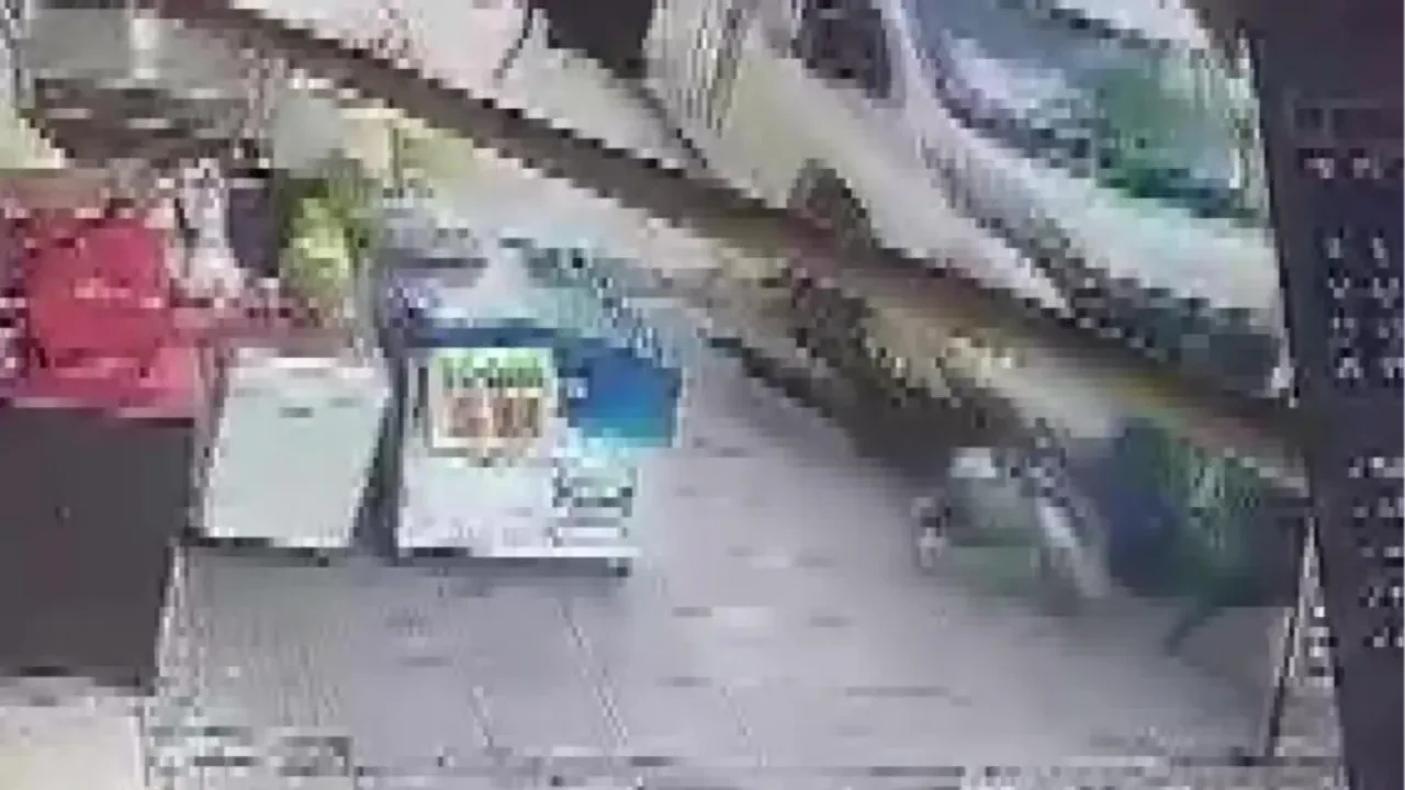Minibüs kaldırıma çıktı! 2 yayayı altına aldı