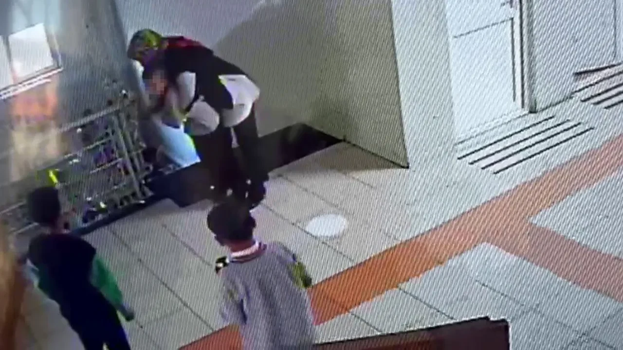 Öğrencisini heimlich manevrası ile kurtardı! O anlar kamerada