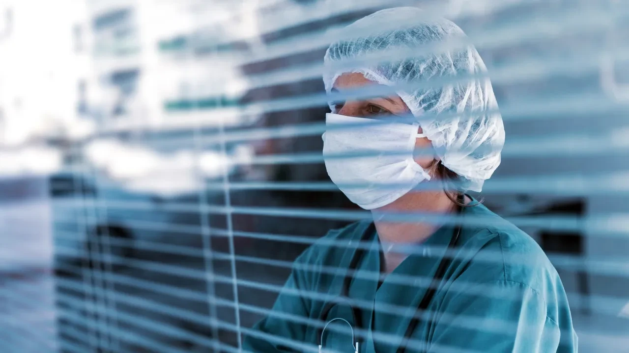 Sağlık çalışanlarının kıyafetlerinde yeni dönem! Hemşireler artık lacivert giyecek