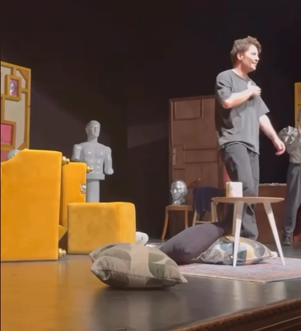 Sahnede acılar içinde kaldı! Tolga Güleç'in zor anları kameraya yansıdı