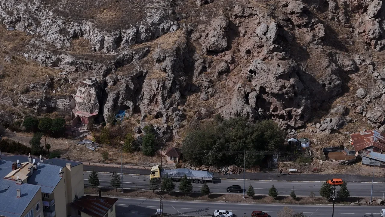 Tam 2 bin yıllık 'peynir oteli' görenleri şaşırtıyor! Doğal soğuk hava deposu