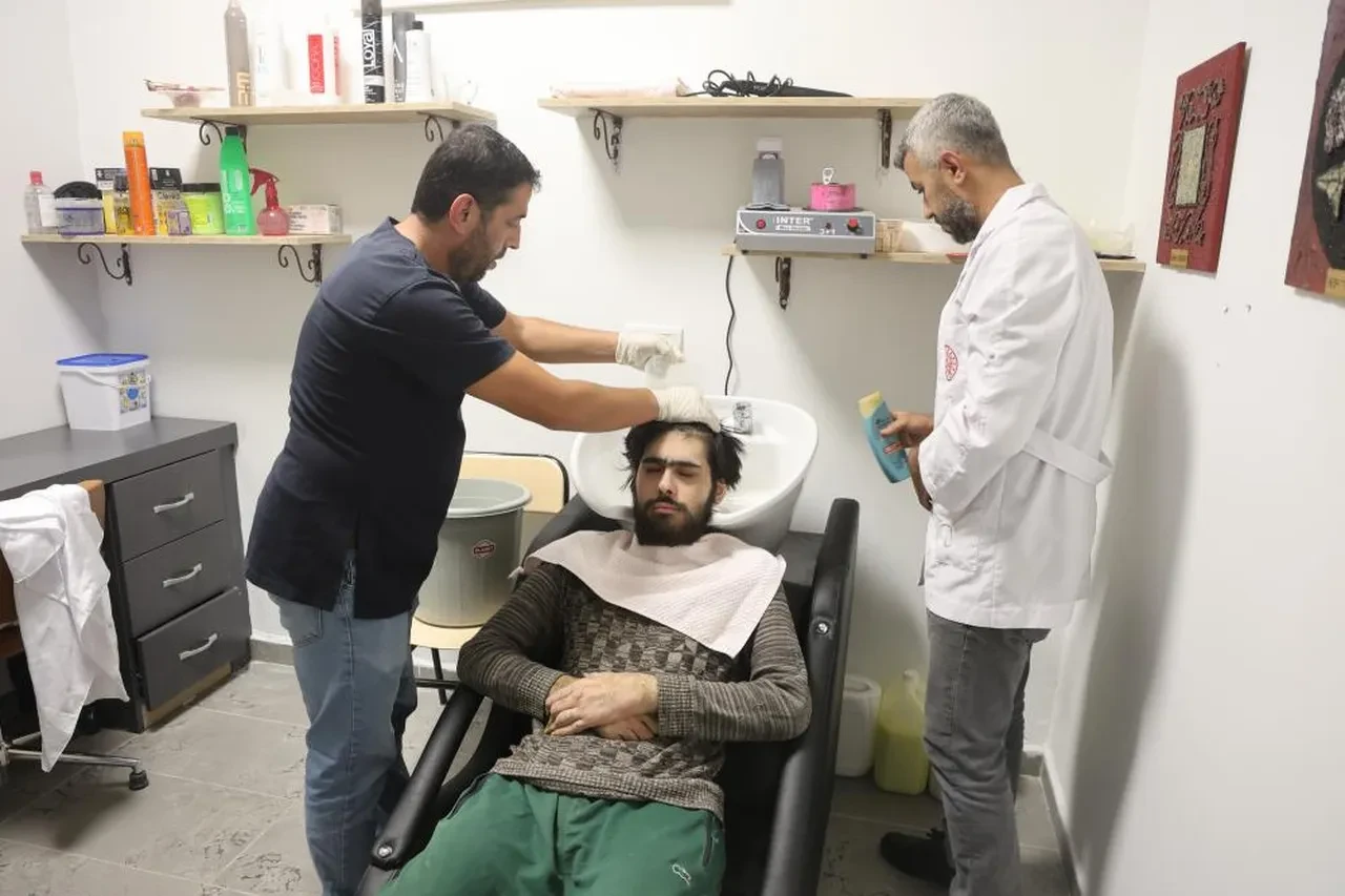 Türkiye'nin konuştuğu Barış Özbay sonunda ikna edildi! 3 yıl sonra ilk defa banyo yapıp tıraş oldu!