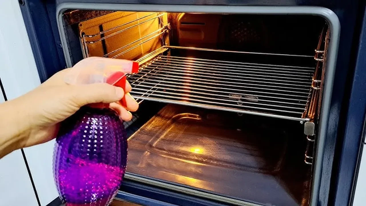 Yağları silgiyle siler gibi temizleyebilirsiniz! Fırın içindeki yağları dakikalar içinde silip süpüren o doğal yöntem ortaya çıktı