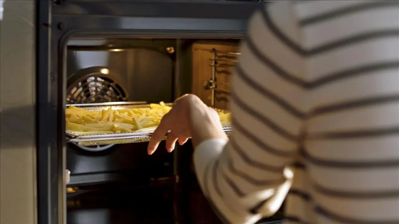 Yağları silgiyle siler gibi temizleyebilirsiniz! Fırın içindeki yağları dakikalar içinde silip süpüren o doğal yöntem ortaya çıktı