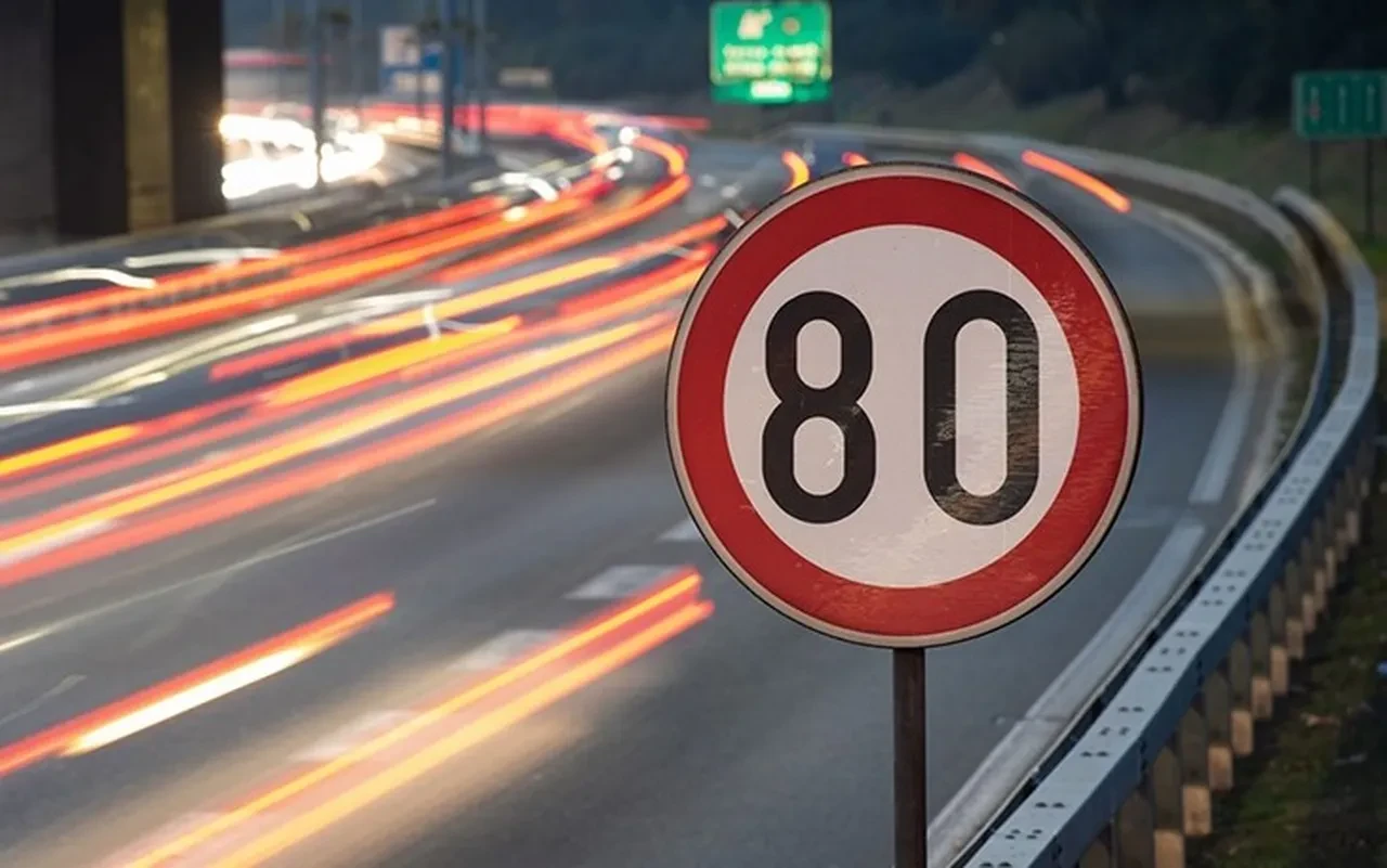 Yollarda tabela temizliği! Hız limitleri değişti, sürücüler memnun 