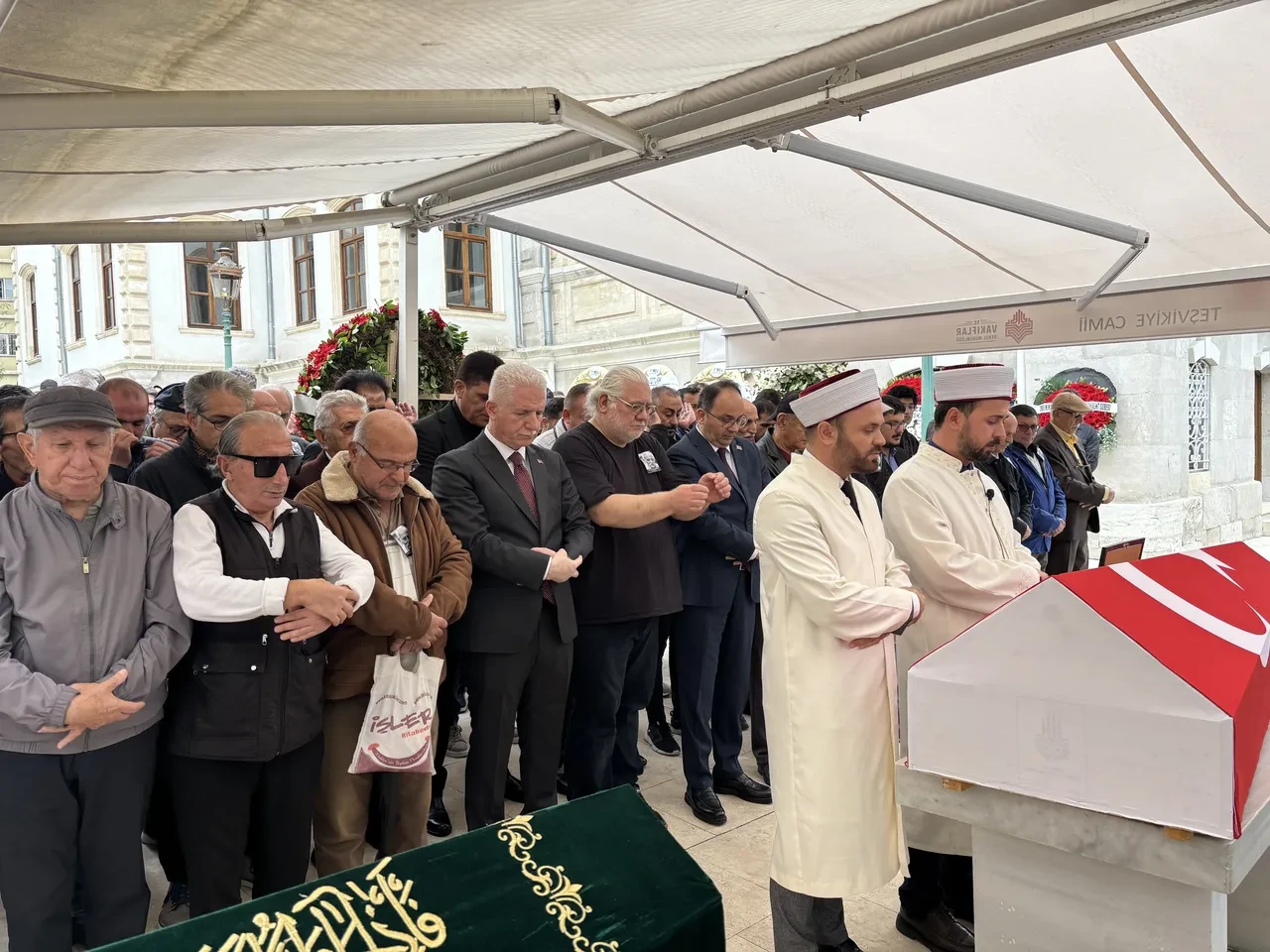 Arif Erkin Güzelbeyoğlu son yolculuğuna uğurlandı! Yabancı Damat oyuncuları cenazede birbirlerini teselli etti