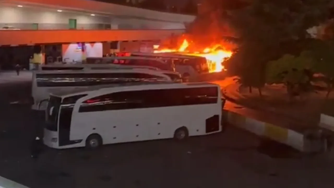AŞTİ'de park halindeki otobüs alev alev yandı