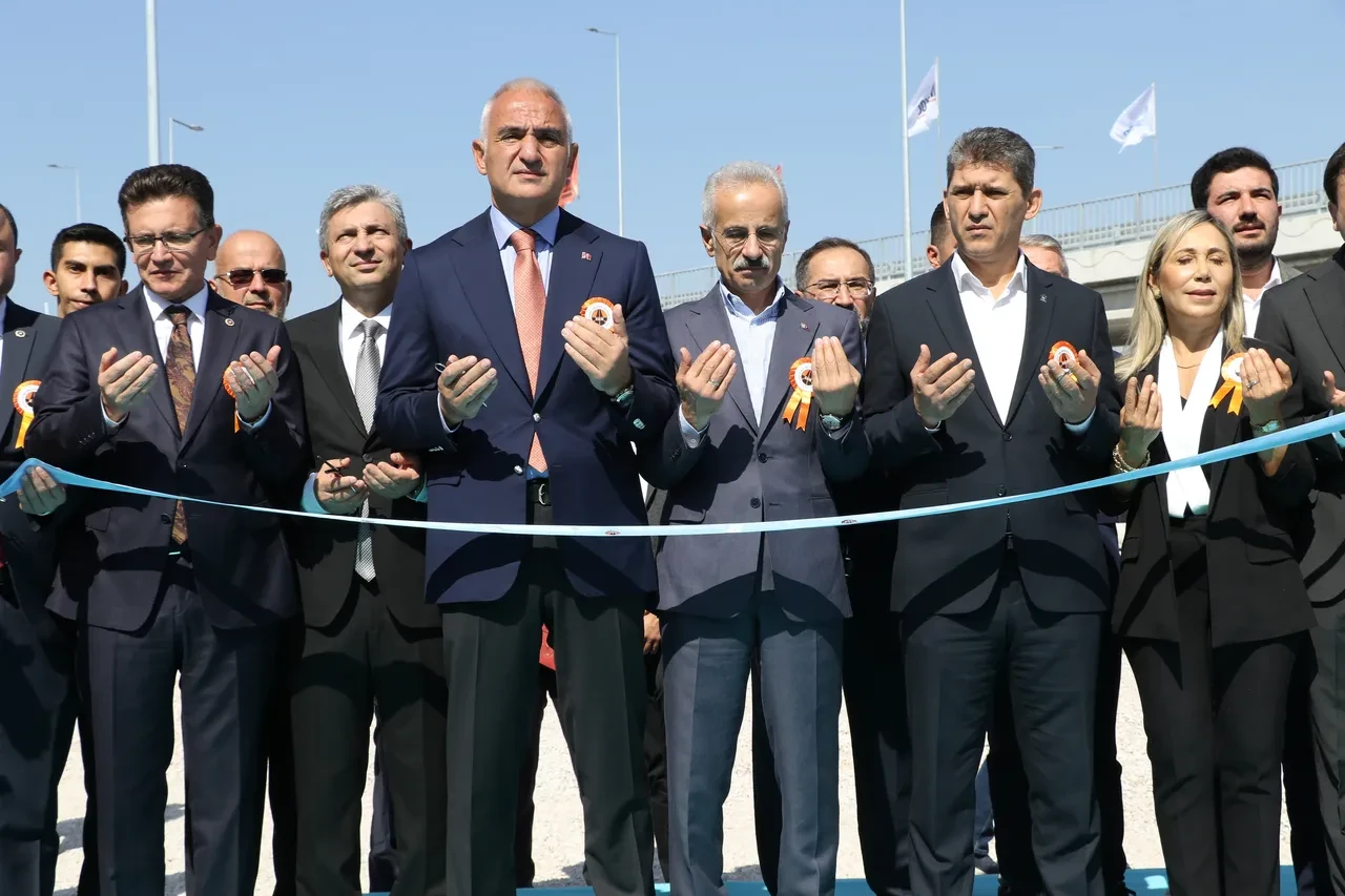 Bakan Uraloğlu duyurdu! Antalya'nın şehir içi trafiğine nefes aldıracak' 