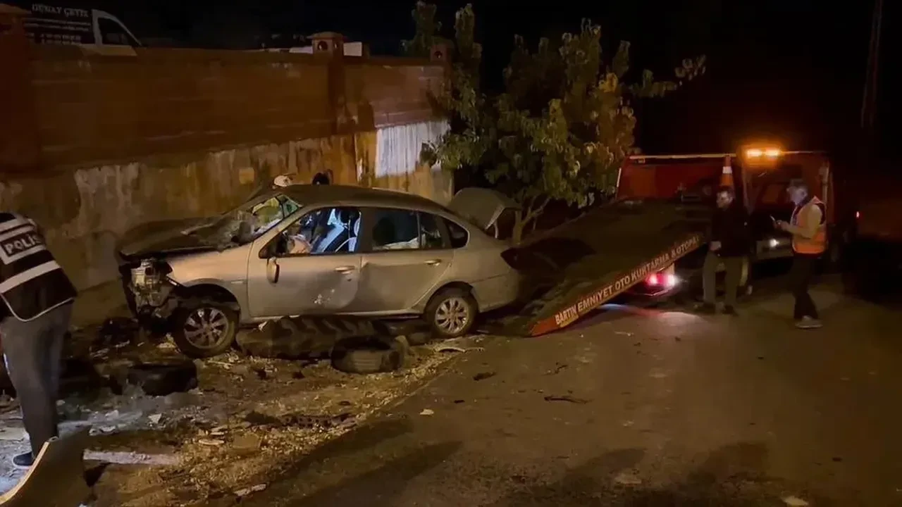 Bartın’da korku dolu kaza: Otomobil takla atıp tali yola uçtu!