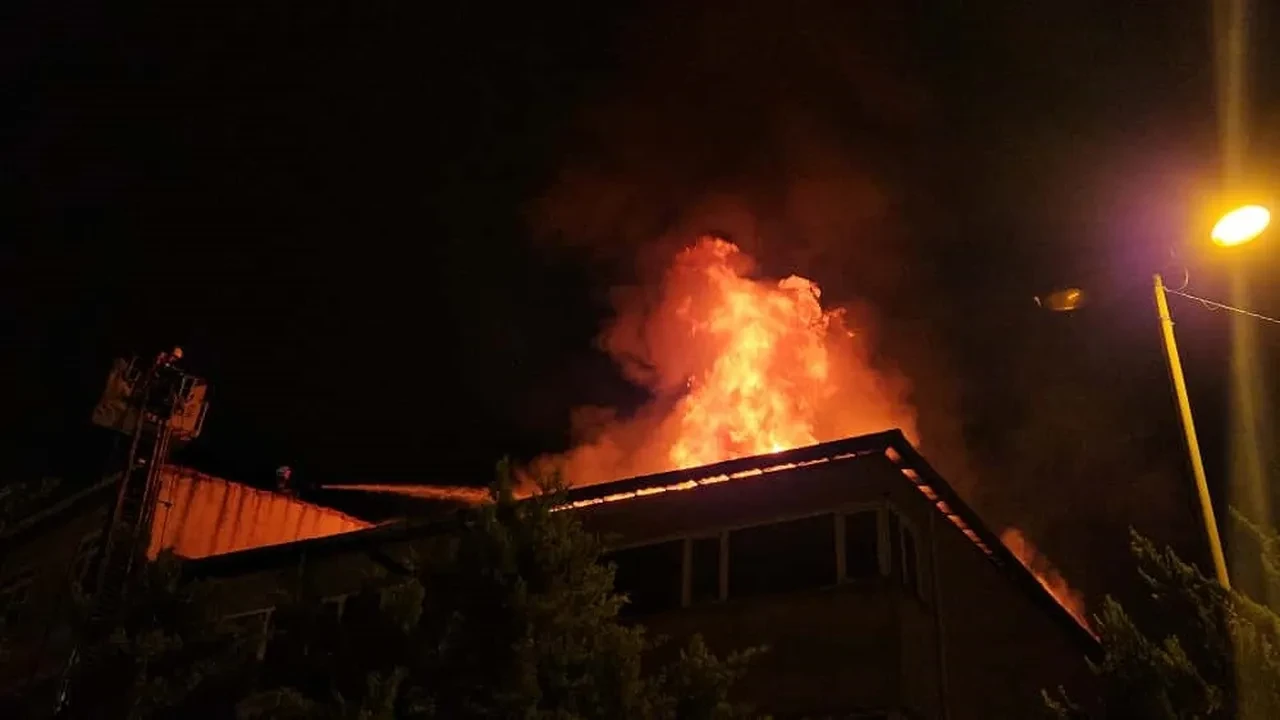 Beyoğlu'nda 4 katlı binanın çatısı alev alev yandı: Vatandaşlar tahliye edildi