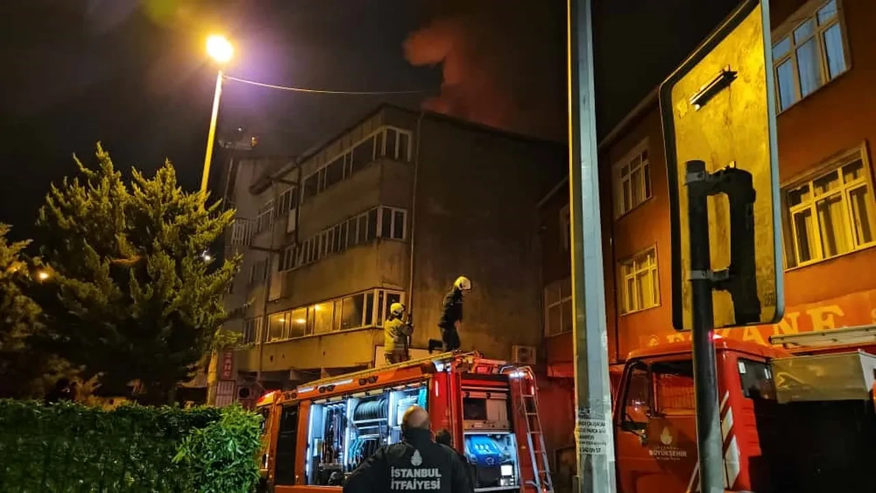 Beyoğlu'nda 4 katlı binanın çatısı alev alev yandı: Vatandaşlar tahliye edildi