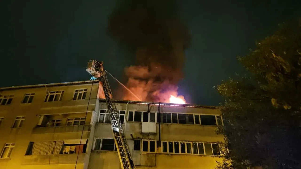 Beyoğlu'nda 4 katlı binanın çatısı alev alev yandı: Vatandaşlar tahliye edildi