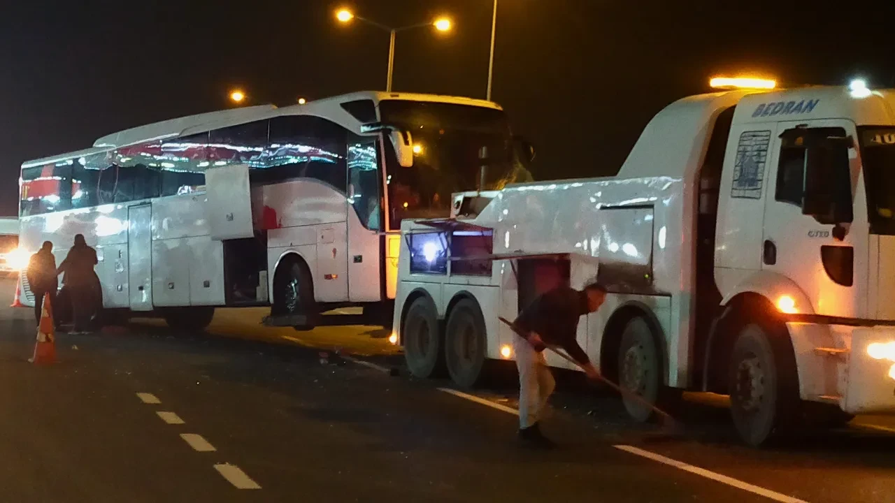 Bolu Dağı geçidinde kaza: Yolcu otobüsü ile tır çarpıştı, trafik kilitlendi