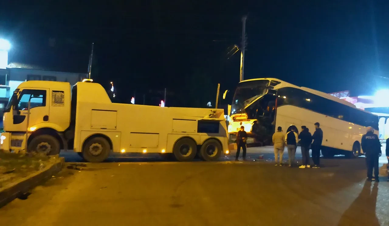 Bolu Dağı geçidinde kaza: Yolcu otobüsü ile tır çarpıştı, trafik kilitlendi